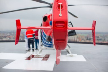 Bir hastane çatı Helikopter pisti üzerinde modern tıp helikopter