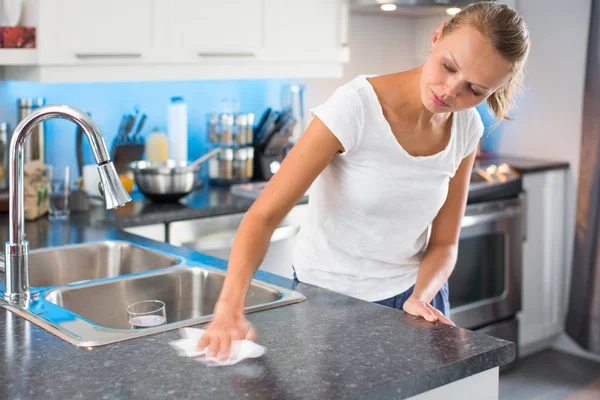 Mulher bonita, jovem em sua cozinha moderna, limpa e brilhante — Fotografia de Stock