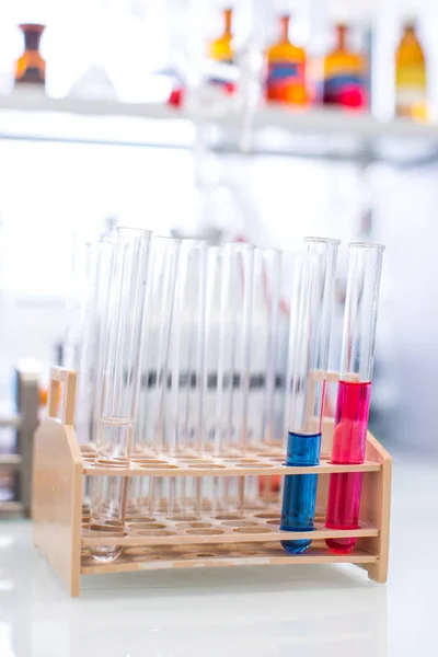 Manos de los trabajadores del laboratorio mientras trabajan en un centro de investigación en un laboratorio , — Foto de Stock