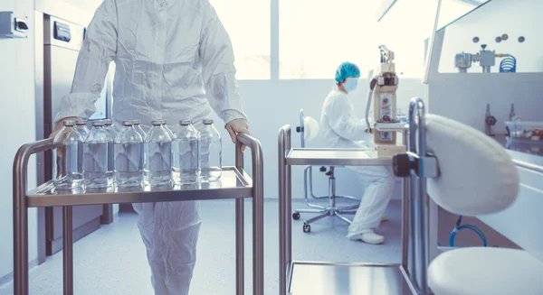 Frascos com líquidos em laboratório - Fábrica da indústria farmacêutica — Fotografia de Stock