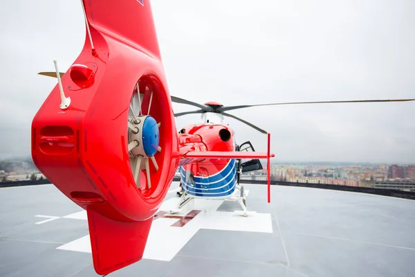 Moderne medische helikopter op een ziekenhuis op het dak helikopterplatform — Stockfoto