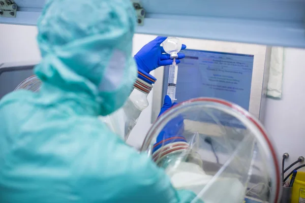 Citosztatikus meds készül egy szuper tiszta labor környezet — Stock Fotó