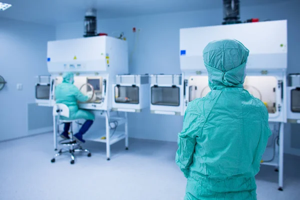 Cytostatic meds being prepared in a super clean lab environment — Stock Photo, Image