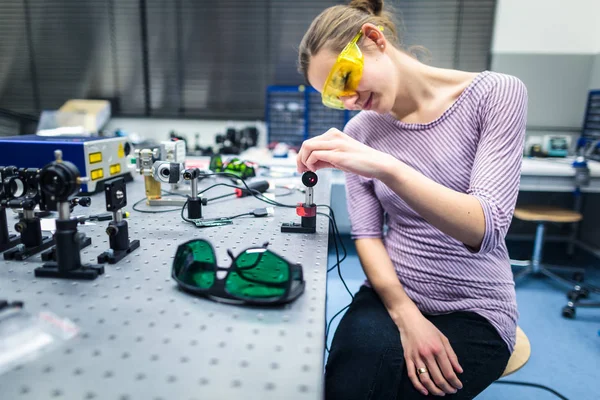 Ricercatrice che effettua esperimenti di ricerca in un laboratorio di ottica quantistica — Foto Stock