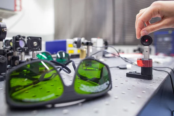 Equipamentos em um laboratório de óptica quântica — Fotografia de Stock