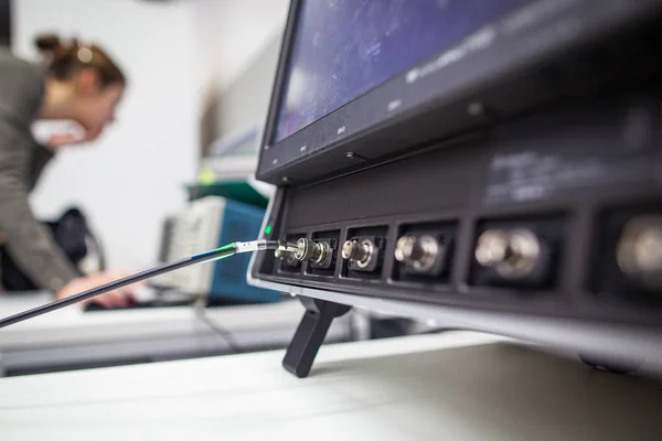 Female scientist doing research in a quantum optics lab — Stock Photo, Image