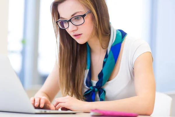 Piękne, kobiece college student w bibliotece, szukam książki — Zdjęcie stockowe