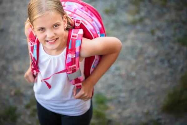 Carino bambina andando a casa da scuola — Foto Stock