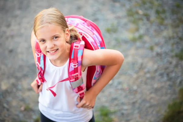 Roztomilá malá holka jít domů ze školy — Stock fotografie