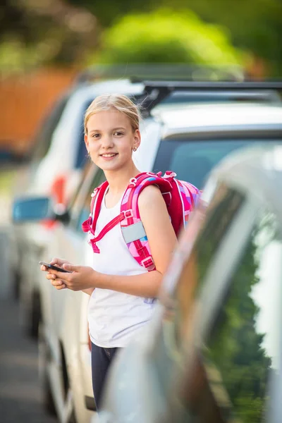 Carino bambina andando a casa da scuola — Foto Stock