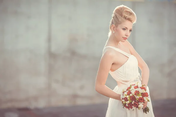 Splendida sposa il giorno del suo matrimonio — Foto Stock