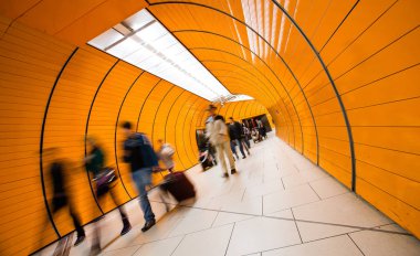 Bir metro koridordan acele insanlar 