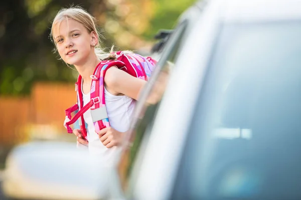 Carino bambina andando a casa da scuola — Foto Stock