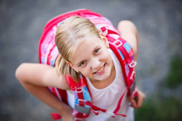 Bonita menina indo para casa da escola — Fotografia de Stock