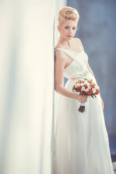 Prachtige bruid op haar trouwdag — Stockfoto
