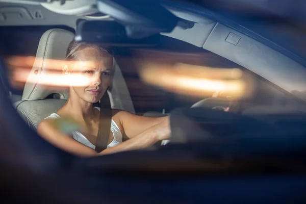 夜に彼女の車を運転若い女性ドライバー ( — ストック写真