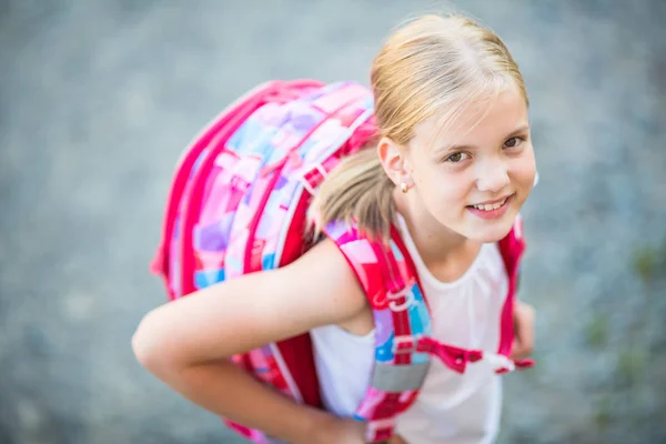 Søt liten jente på vei hjem fra skolen. – stockfoto