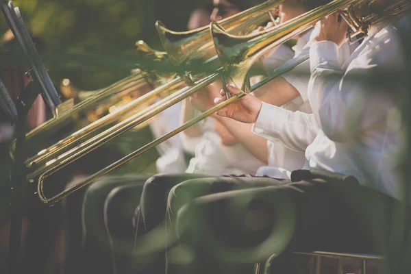 Jazzmusiker spielen Posaune — Stockfoto