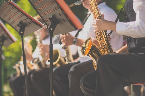 Muzycy jazzowi grający na saksofonie — Zdjęcie stockowe