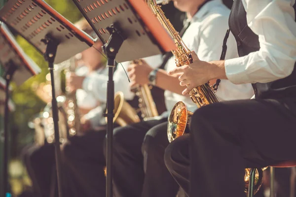 Muzycy jazzowi grający na saksofonie — Zdjęcie stockowe