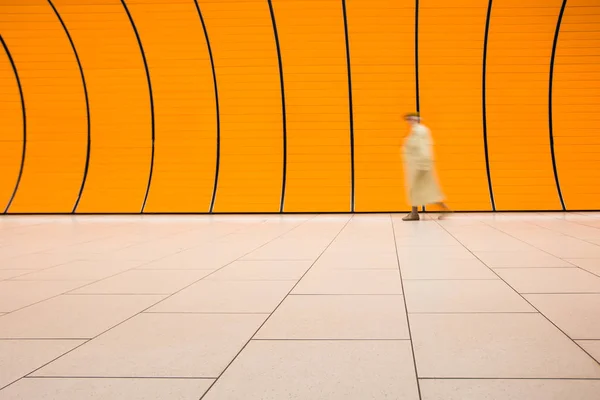 Persone che corrono attraverso un corridoio della metropolitana (tecnica di sfocatura del movimento — Foto Stock