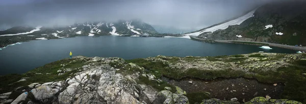 스위스 알프스의 빙하 호수의 자연의 아름다움을 감상하는 젊은 — 스톡 사진