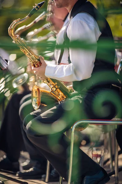 Jazz musicians playing the saxophone — Stock Photo, Image