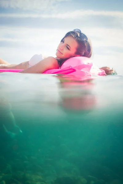 Mulher bonita e jovem desfrutando de um dia na praia — Fotografia de Stock