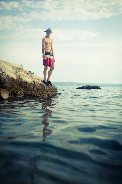 Junger Mann hat Spaß und taucht im Meer ab — Stockfoto