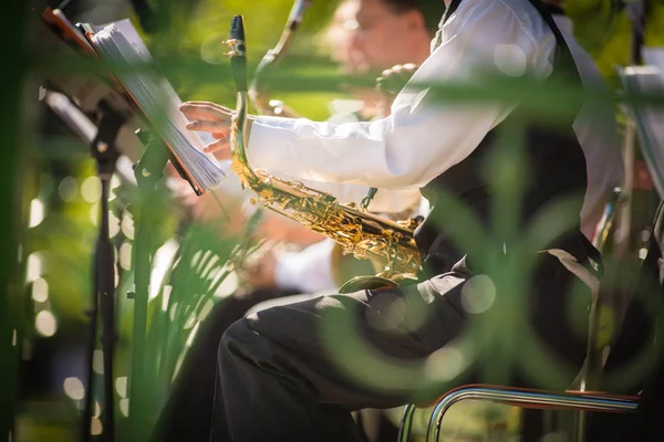 Джазові музиканти грають на саксофоні — стокове фото