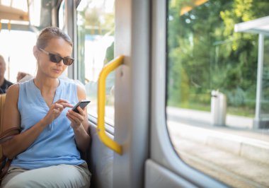 Sabah tramvayındaki insanlar