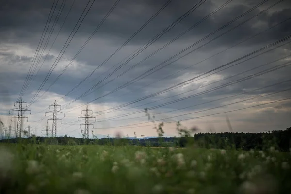 Linhas de alta tensão. Estação de distribuição de electricidade — Fotografia de Stock