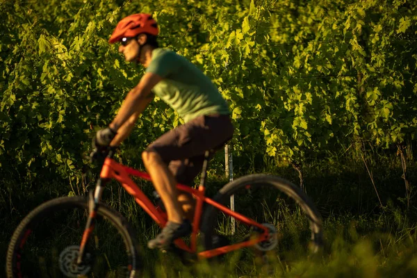 Młody człowiek rower na rowerze górskim — Zdjęcie stockowe
