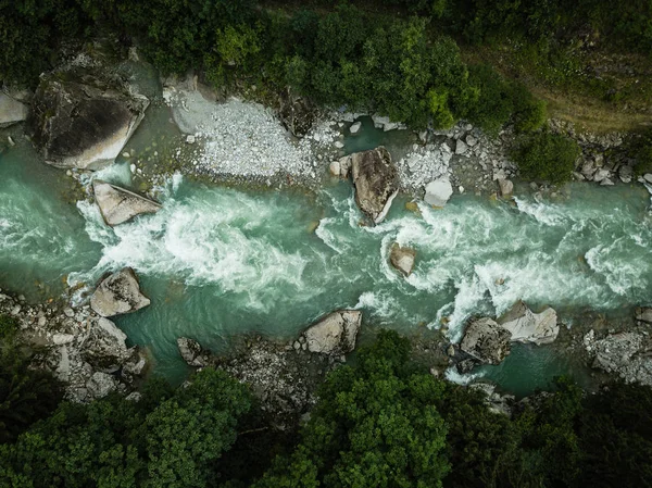 Antenn Top utsikt över en fantastisk fjäll flod i schweiziska Alperna — Stockfoto