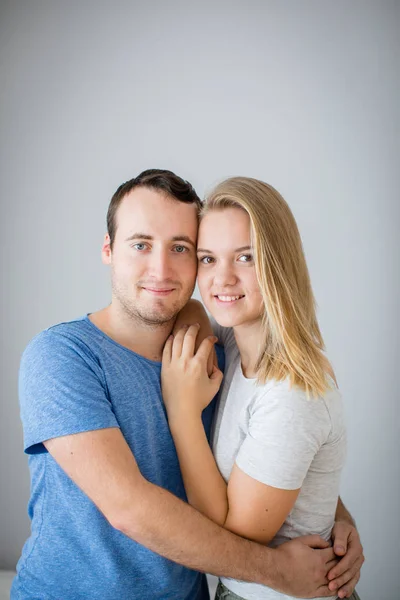 Hermano y hermana posando para una foto juntos. Abrazando y sonriendo — Foto de Stock