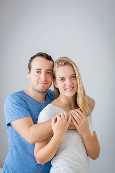 Brother and sister posing for a photo together — Stock Photo, Image