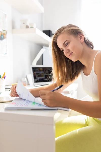 Tonårig flicka studerar för skolan på en solig söndag morgon — Stockfoto