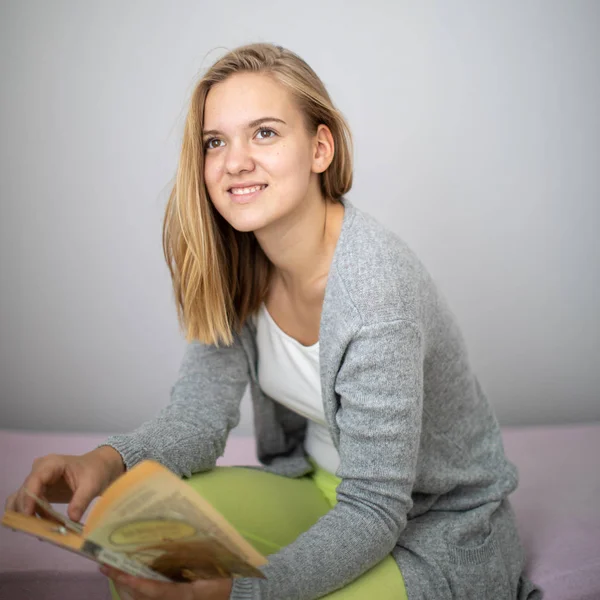 Adolescent fille lecture un livre dans son chambre — Photo