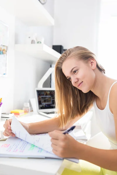 学校のためにスタッディング十代の女の子,宿題をする — ストック写真