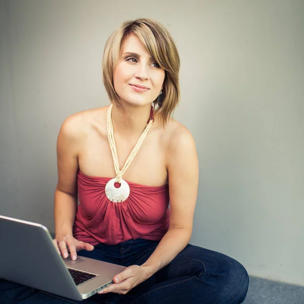 Portrait d'une jeune femme regardant pensivement par la fenêtre wh — Photo