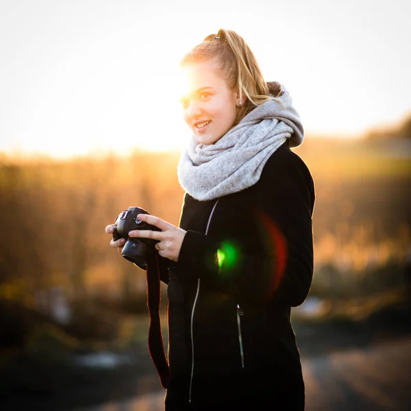 Χαριτωμένο γυναίκα φωτογράφος με DSLR φωτογραφική μηχανή λήψη φωτογραφιών — Φωτογραφία Αρχείου