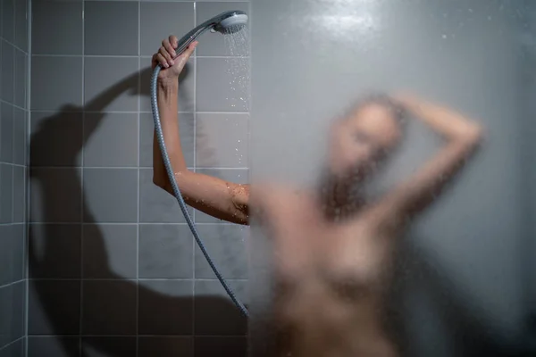 Mulher tomando um longo banho quente lavar o cabelo — Fotografia de Stock