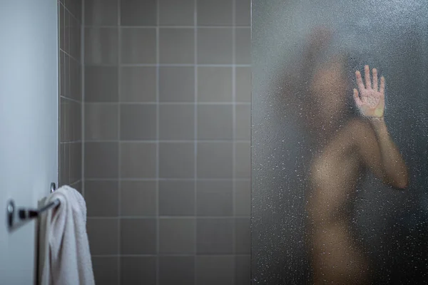 Kobieta biorąc długi gorący prysznic mycia jej włosy i — Zdjęcie stockowe