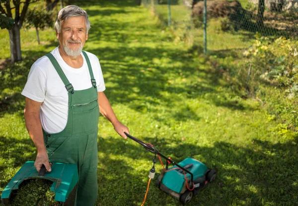 Jardinería senior en su jardín de permacultura — Foto de Stock