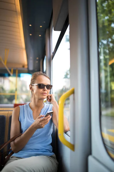 Mujer joven en un tranvía de la ciudad — Foto de Stock