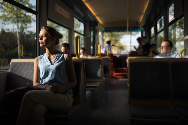 Люди на утреннем трамвае — стоковое фото