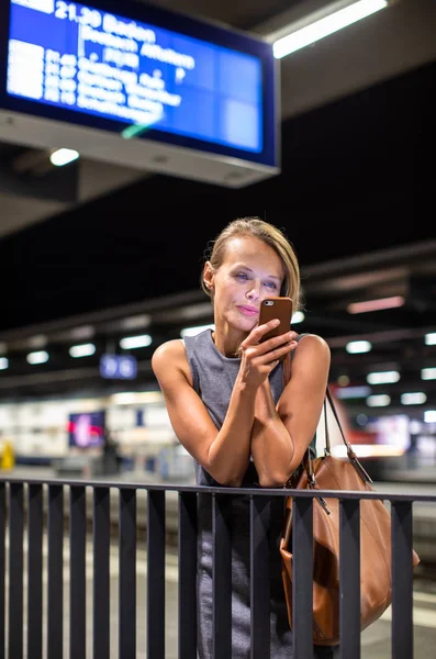 Bonita, jovem viajante esperando por seu trem diário — Fotografia de Stock