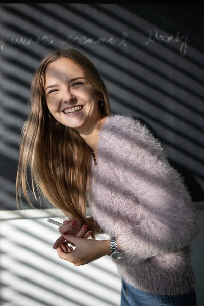 Bella, giovane studentessa davanti a una lavagna — Foto Stock
