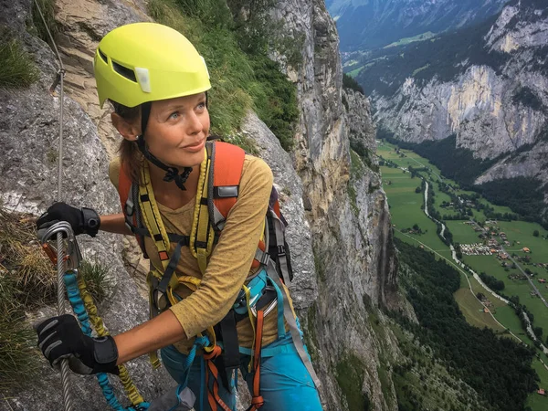 Bonita trepadora en vía ferrata —  Fotos de Stock