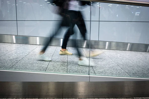 Människor på en internationell flygplats — Stockfoto